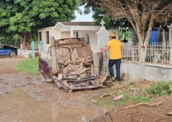 Vuelca automóvil en el ejido Nochebuena y una mujer resulta lesionada en Navolato
