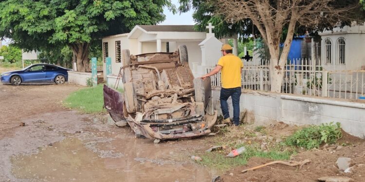 Vuelca automóvil en el ejido Nochebuena y una mujer resulta lesionada en Navolato