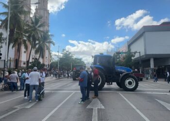 Productores de Culiacán y Navolato bloquean la Obregón; exigen precios justos para sus cosechas