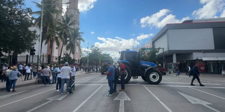 Productores de Culiacán y Navolato bloquean la Obregón; exigen precios justos para sus cosechas