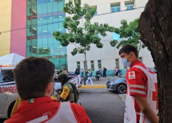 Evacuan el tercer piso del Hospital Pediátrico de Sinaloa por derrame de químicos