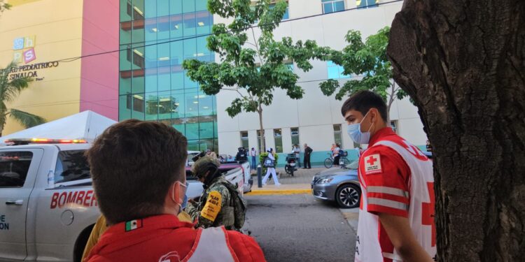 Evacuan el tercer piso del Hospital Pediátrico de Sinaloa por derrame de químicos