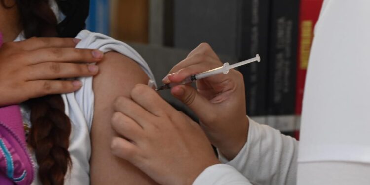 La Unidad de Bienestar Universitario, para beneficio de la comunidad rosalina, arranca la Jornada de Vacunación 2025-2026 del nivel superior, en coordinación con el IMSS