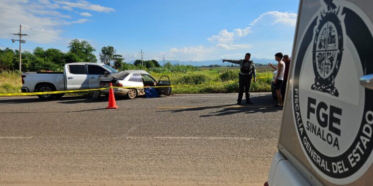 Un maestro murió y una maestra sufrió lesiones graves en choque en Pericos, Mocorito