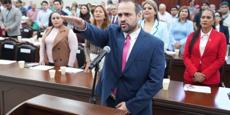 Reeligen a Magistrado de Sala Regional del TJA; le toman protesta