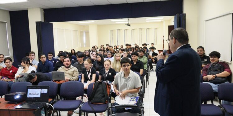 Especialistas de la Facultad de Contaduría y Administración de la UAS brindan conferencia sobre el impacto de las deducciones personales en el ISR de las personas físicas