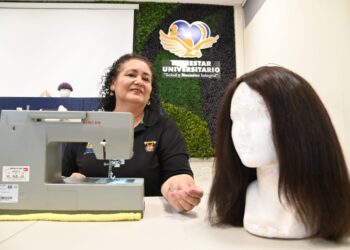¡Empatía y solidaridad! La Unidad de Bienestar Universitario entrega de manera altruista pelucas oncológicas, impactando en la calidad de vida y autoestima de las y los beneficiarios
