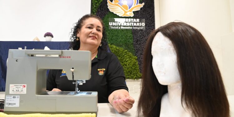 ¡Empatía y solidaridad! La Unidad de Bienestar Universitario entrega de manera altruista pelucas oncológicas, impactando en la calidad de vida y autoestima de las y los beneficiarios