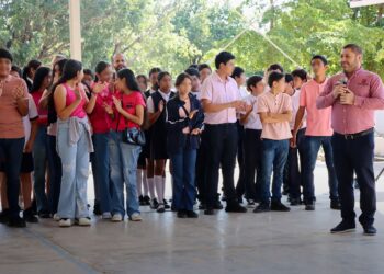 ¡Por un mejor aprendizaje! José Paz López compromete mobiliario para secundaria de Badiraguato