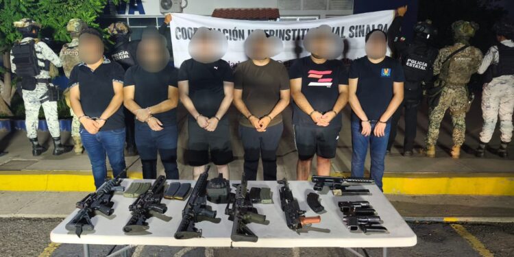 Capturan a 6 masculinos, asegurando 8 armas de fuego, municiones, vehículos y eliminaron a un presunto delincuente