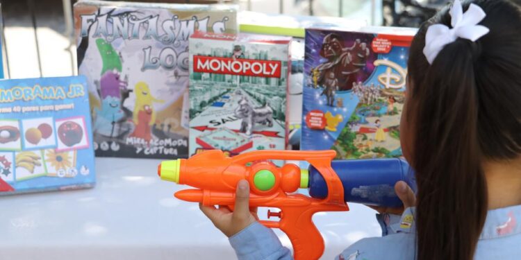 Por una infancia pacífica: niñas y niños canjean juguetes bélicos en el Desarme Voluntario