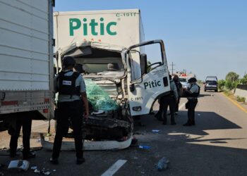 Camión de paquetería choca por alcance contra un trailer en Costa Rica