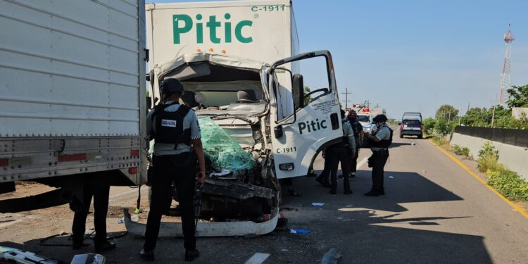 Camión de paquetería choca por alcance contra un trailer en Costa Rica