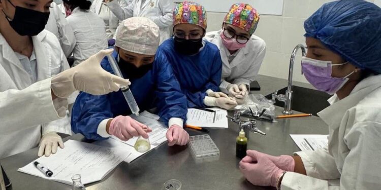 A través de la Jornada Universitaria del Conocimiento 2025, la Facultad de Odontología fortalece la vinculación social y la divulgación científica