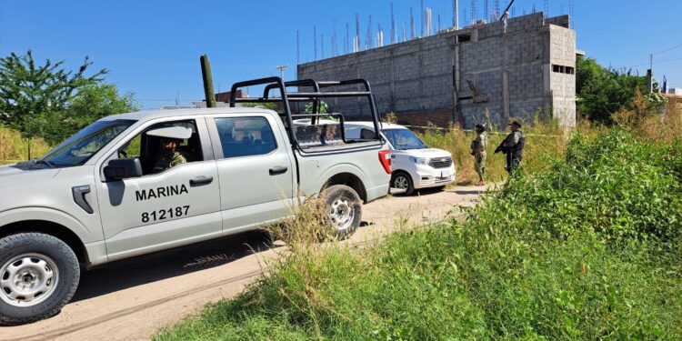 Hallan a un hombre sin vida envuelto en plásticos negros en Santa Rocío