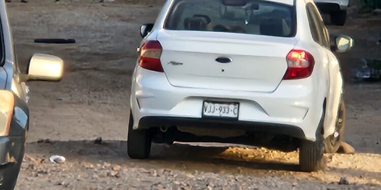 Ejecutan a un hombre desconocido en un automóvil blanco en la colonia Gustavo Díaz Ordaz
