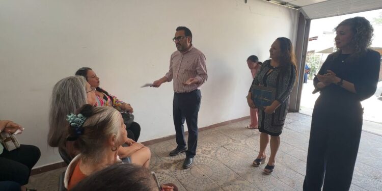 “Chicas Mezcales”, ejemplo de emprendimiento femenino en Culiacán: alcalde Juan de Dios Gámez al entregar apoyo