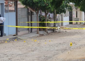 Atacan a balazos a dos hombres en un domicilio de la López Mateos
