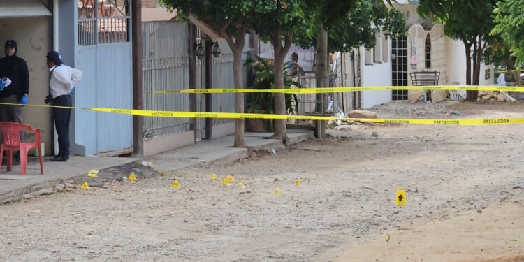 Atacan a balazos a dos hombres en un domicilio de la López Mateos
