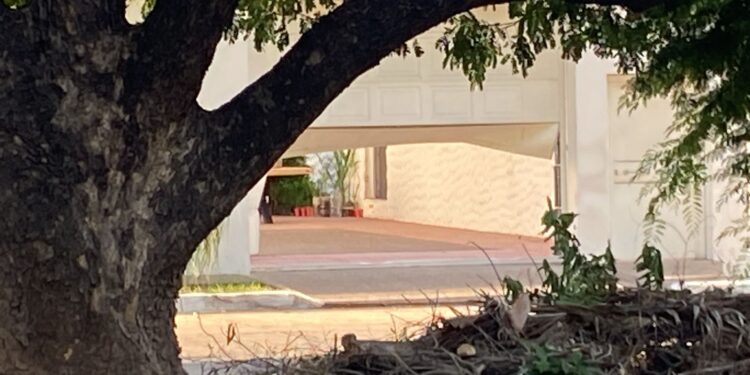 Atacan a balazos una lujosa residencia de Las Quintas; no hubo personas lesionadas