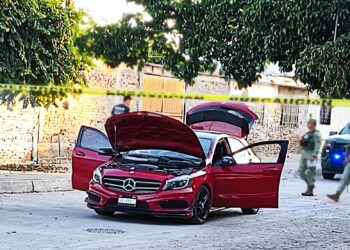 Atacan a balazos a pareja en un lujoso automóvil rojo en la Díaz Ordaz; ambos sufren heridas por esquirlas