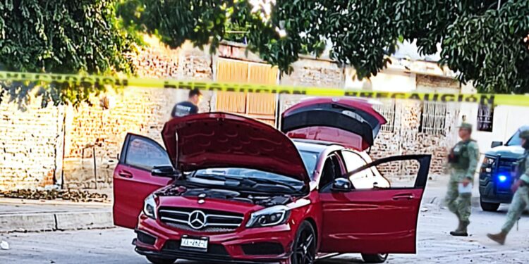 Atacan a balazos a pareja en un lujoso automóvil rojo en la Díaz Ordaz; ambos sufren heridas por esquirlas