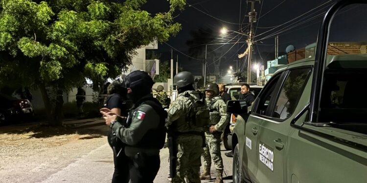 Asesinan a balazos a fuera de su casa a joven de Los Mezcales