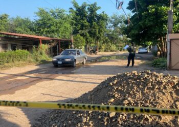 Acribillan a balazos a dos jóvenes en un automóvil; uno falleció y otro resultó con lesiones graves