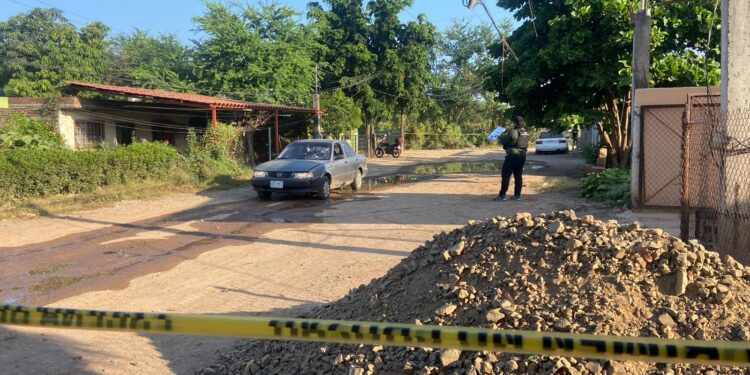 Acribillan a balazos a dos jóvenes en un automóvil; uno falleció y otro resultó con lesiones graves