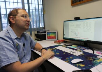 Investigador de la UAS da ponencia sobre la Teoría de grafos aplicada en algoritmos cuánticos, durante el Primer Taller de Física Hadrónica y de Partículas 2025