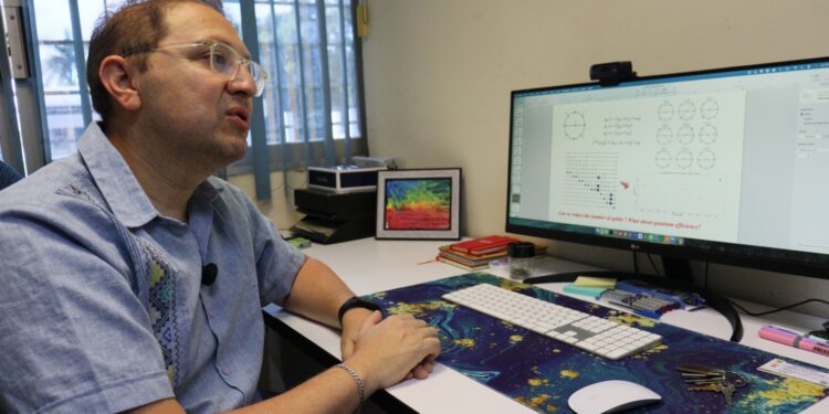 Investigador de la UAS da ponencia sobre la Teoría de grafos aplicada en algoritmos cuánticos, durante el Primer Taller de Física Hadrónica y de Partículas 2025