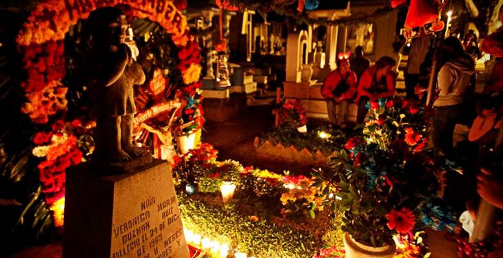 Rituales del Día de los Muertos en México siguen transmitiendo valores, costumbres y creencias; un reflejo de sincretismos celebrados desde siglos