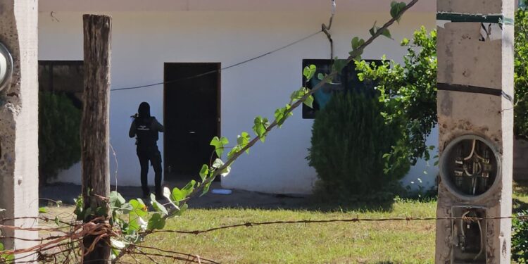 Grupo armado irrumpe en Los Ciruelos y matan a un joven y otro más es privado de la libertad durante la madrugada