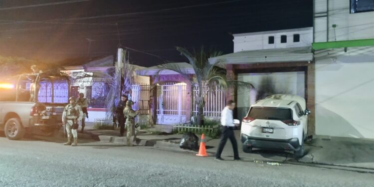 Atacan con fuego una casa y una camioneta en la Guadalupe Victoria