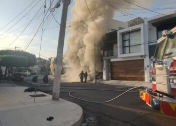 Atacan a balazos y queman dos residencias en Lomas de Guadalupe y Las Quintas
