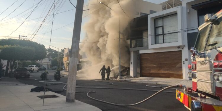 Atacan a balazos y queman dos residencias en Lomas de Guadalupe y Las Quintas