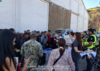 Marina en coordinación interinstitucional brinda apoyo a 28 personas en Topolobampo, Sinaloa