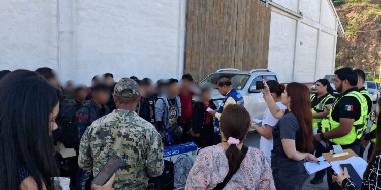 Marina en coordinación interinstitucional brinda apoyo a 28 personas en Topolobampo, Sinaloa