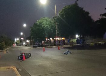 Fallece un motociclista al chocar contra un auto en la colonia San Juan