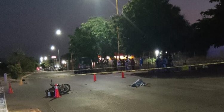 Fallece un motociclista al chocar contra un auto en la colonia San Juan