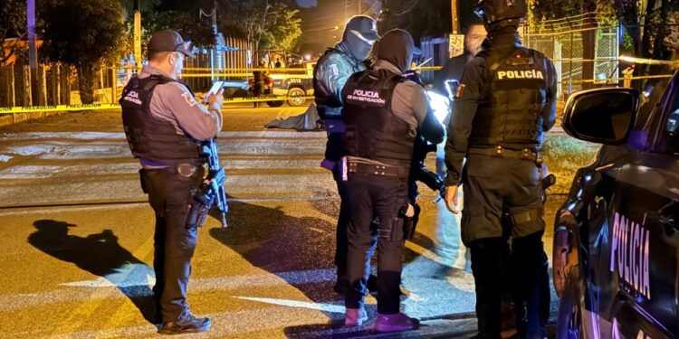 Mueren dos hombres y una jovenvita en atentado a balazos en Navolato