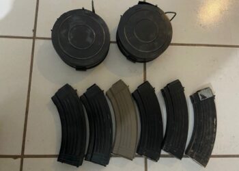 Aseguran vehículo robado recientemente con cargadores de arma larga en Culiacán