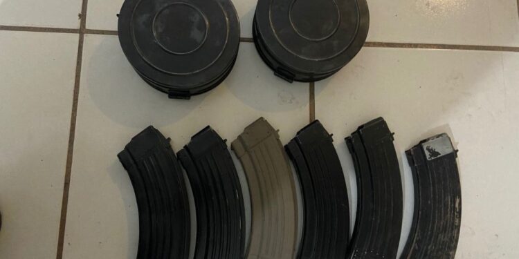 Aseguran vehículo robado recientemente con cargadores de arma larga en Culiacán