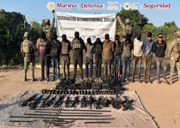 Tras repeler una agresión, autoridades federales detienen a 13 hombres armados y vehículos en Navolato