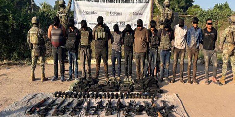 Tras repeler una agresión, autoridades federales detienen a 13 hombres armados y vehículos en Navolato