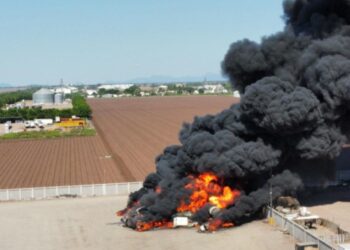 Tres personas resultan heridas tras explosión de pipa con diésel en Los Mochis; joven de 17 años en estado grave