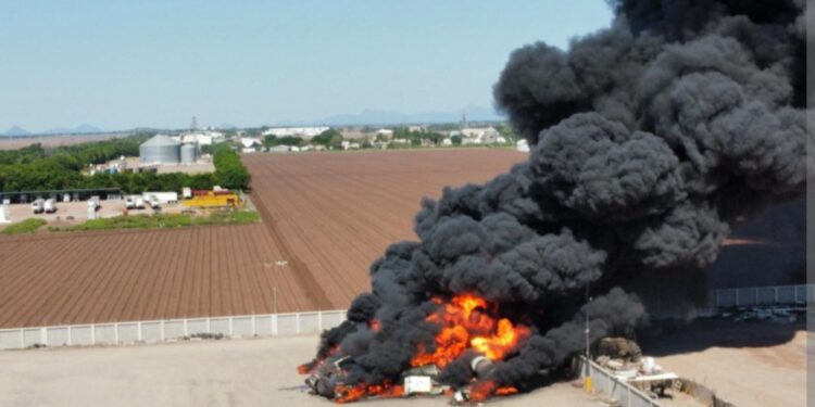 Tres personas resultan heridas tras explosión de pipa con diésel en Los Mochis; joven de 17 años en estado grave