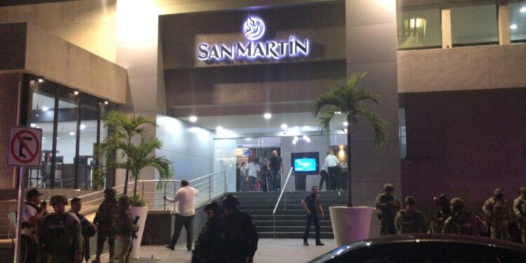 Atentado a balazos frente a la funeraria San Martín deja un joven fallecido y una mujer herida de bala