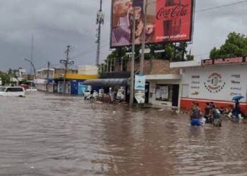 Rocha promete apoyo a familias afectadas por tormenta “Raymond” en Ahome