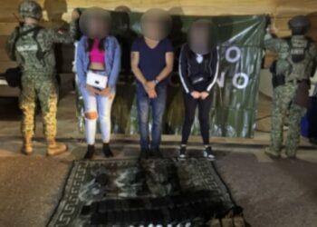Detienen a 2 mujeres y un hombre con armas largas, dos vehículos, cargadores, cartuchos, dosis de presunta droga y un chaleco